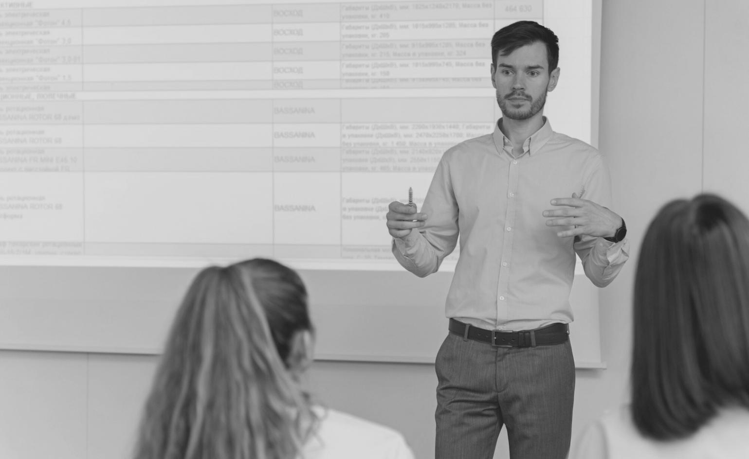 Lernende diskutieren Finanzanalyse in einer Gruppenarbeit